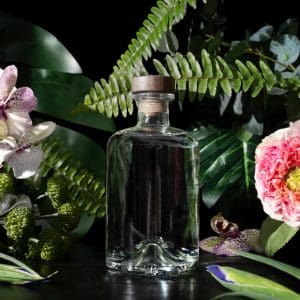 elegante-arreglo-alcohol-vegano_23-2149337694