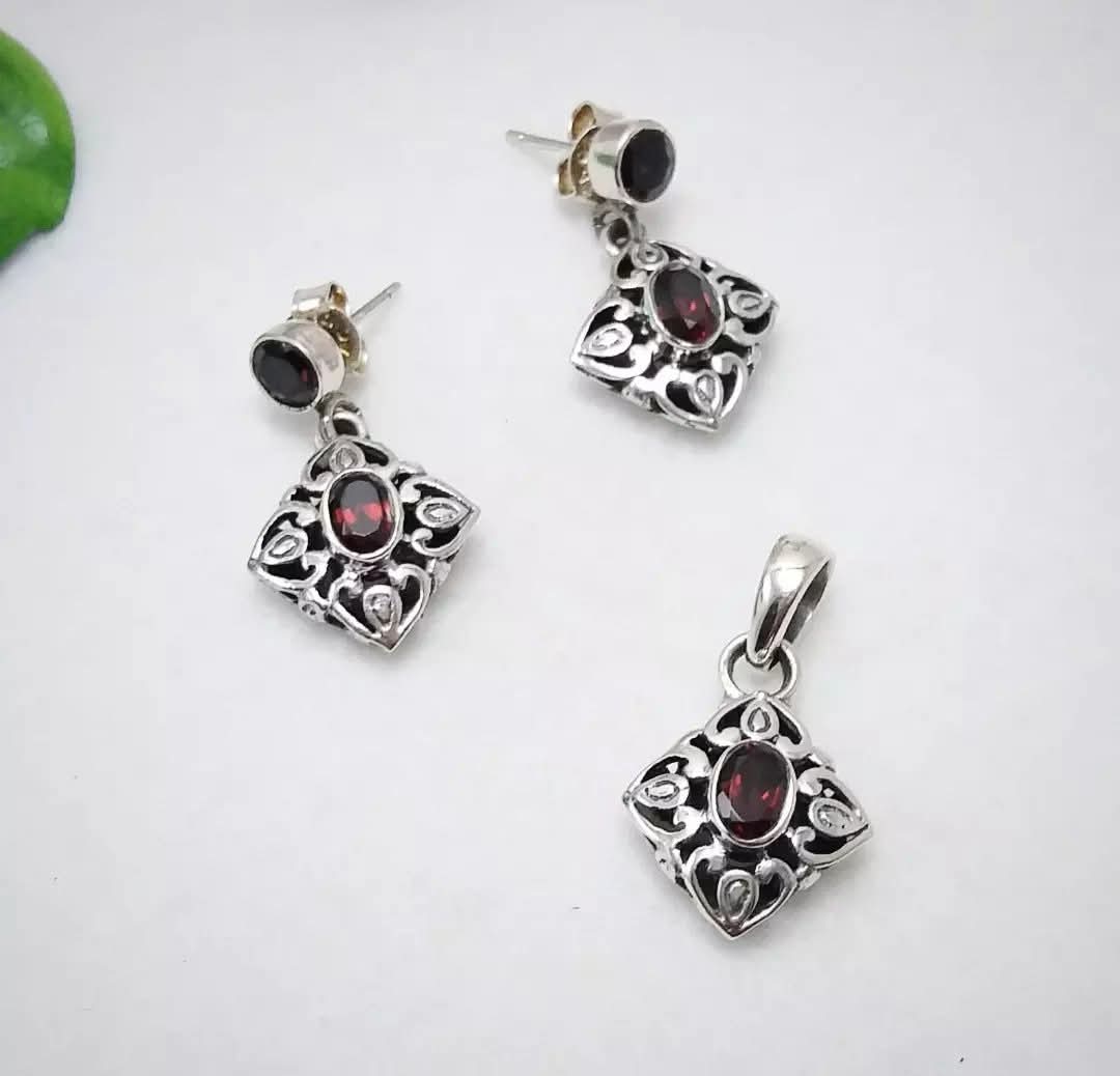 Conjunto pendientes y colgante montados con granates en plata 925 2